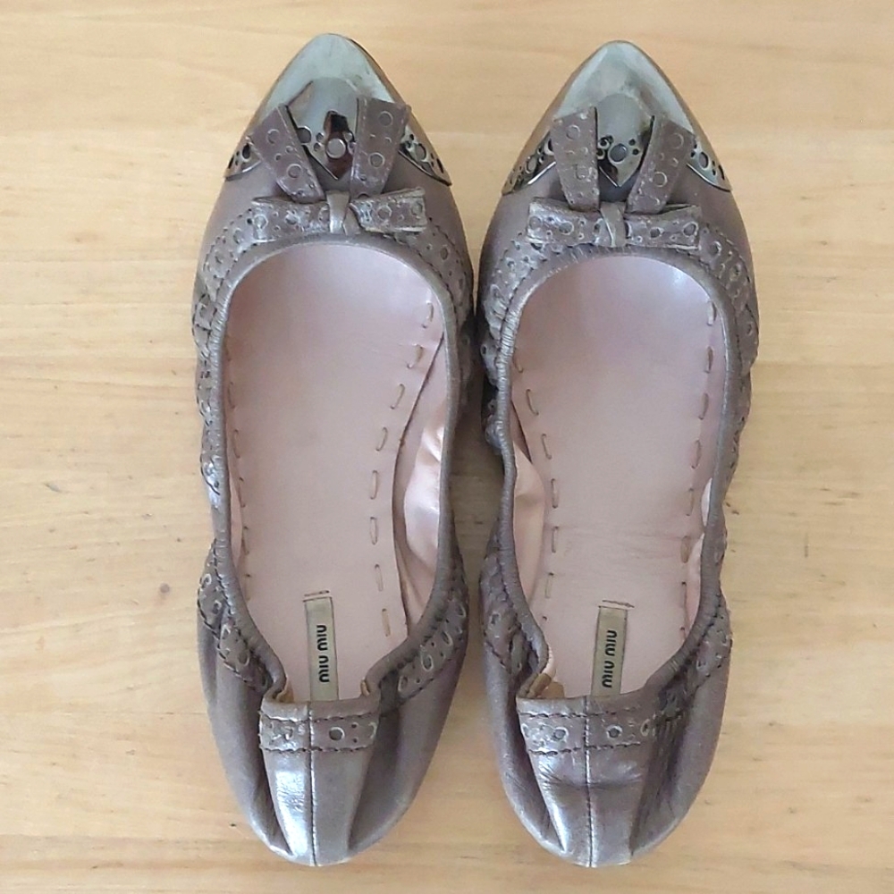 Miu Miu light grey leather flat shoes